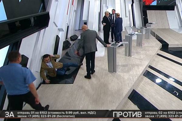 Украинский эксперт уронил американца головой в декорации на шоу «Кто против?»