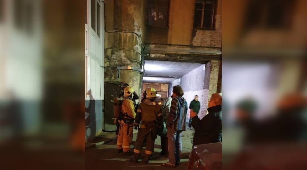 Учиненный наркоманом пожар в коммуналке по Колпинской потушили спасатели