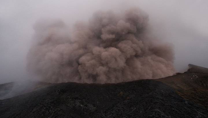 Вулкан Ключевской вновь выбросил мощный столб пепла