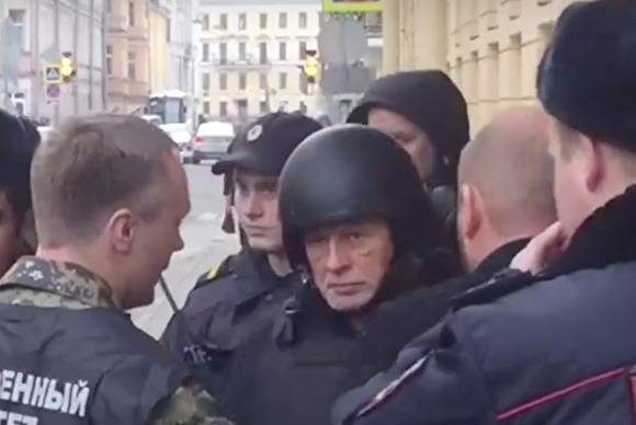 СМИ выложили видео со следственного эксперимента, где Соколов пытается зарезаться кортиком