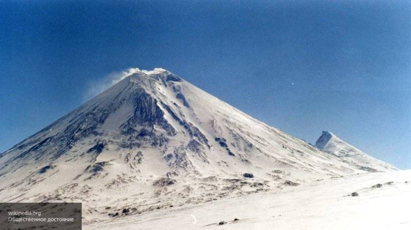 Ключевской вулкан выбросил столб пепла на шесть километров на Камчатке