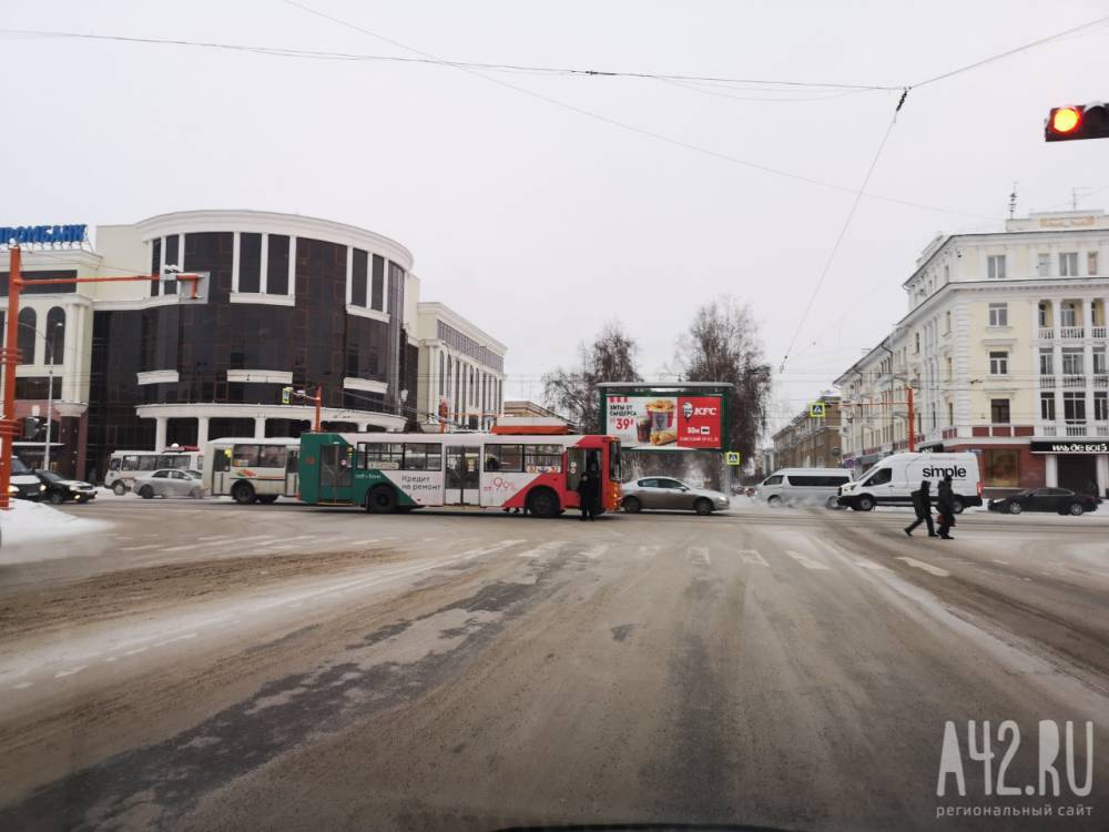 Сломавшийся троллейбус стал причиной серьёзной пробки в центре Кемерова