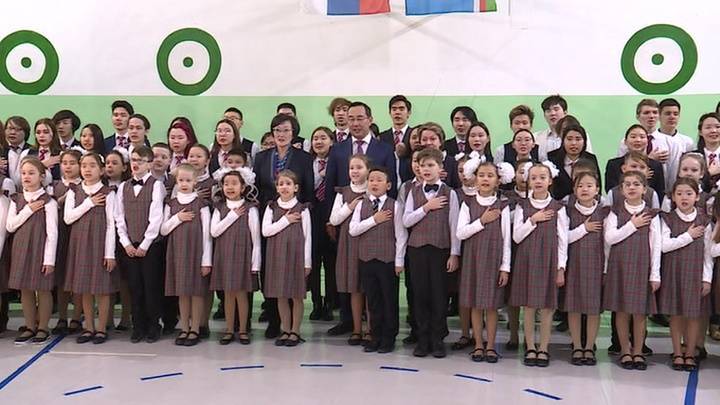 Глава Якутии спел гимн России в школе