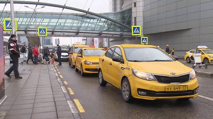 Госдума может запретить иностранные права у водителей такси