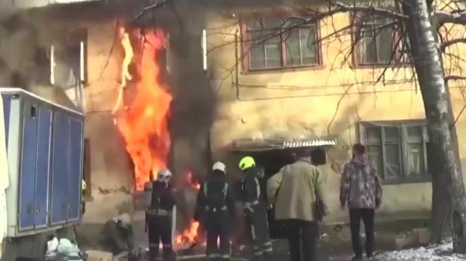 Сотрудники ДПС ГИБДД спасли людей из горящего дома в Подмосковье