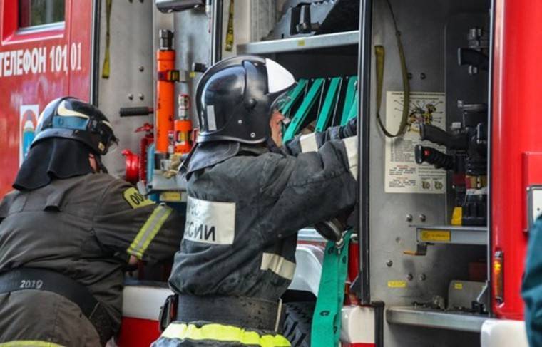 Пожарные тушат крупный пожар на рынке под Ростовом-на-Дону