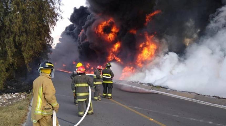 Видео: Мощный пожар на нефтенасосной станции произошел в Мексике