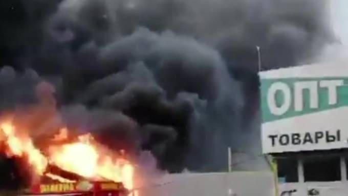 Видео: В Ростове-на-Дону загорелся рынок "Атлант"