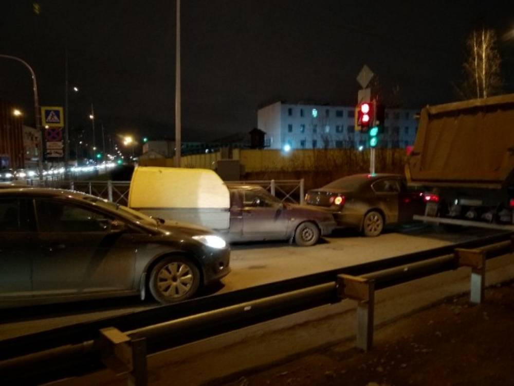 Утро автолюбителей омрачила авария на Латышских Стрелков