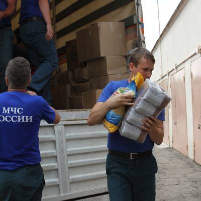 Автоколонна МЧС с гуманитарной помощью для жителей ЛНР прибыла в Луганск