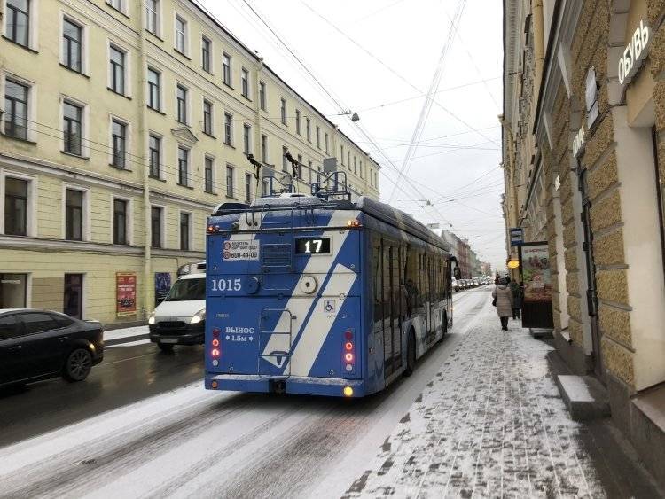 Девушка, попавшая под троллейбус, скончалась в Петербурге