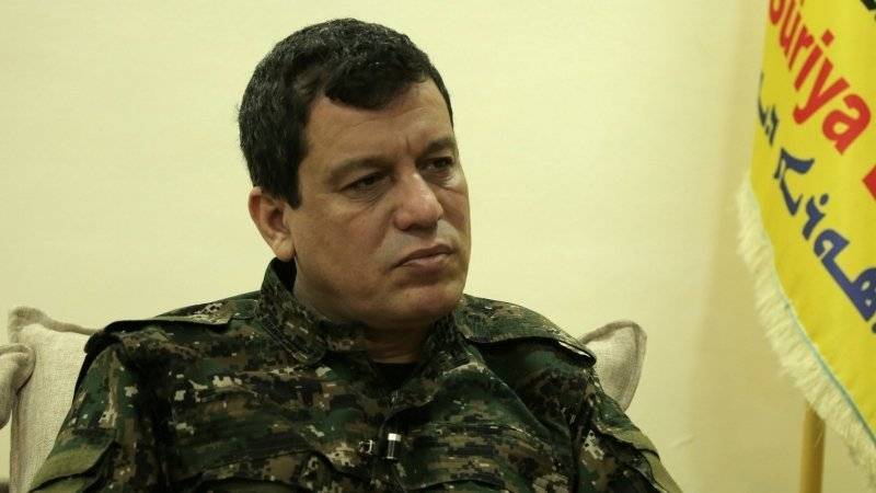 США поддерживают главаря курдских боевиков в обмен на помощь в разворовывании Сирии — эксперт
