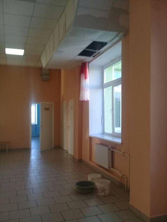В Челябинской области в открытой после ремонта школе течет с потолка