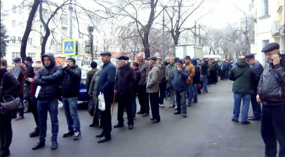 Россияне выстроились в очереди за медсправками для водительских прав