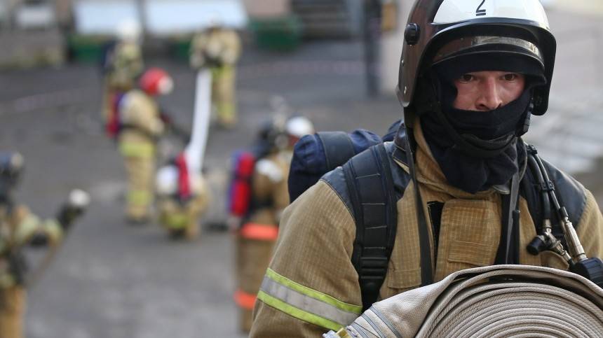 Пожар охватил двухэтажный торговый павильон в Ростовской области