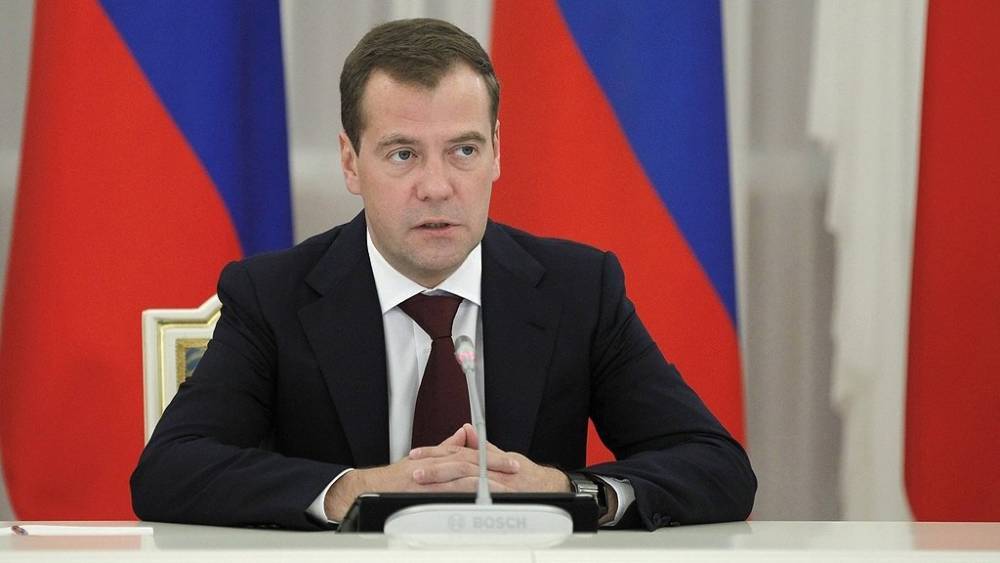 Медведев поздравил народного художника Диодорова с юбилеем