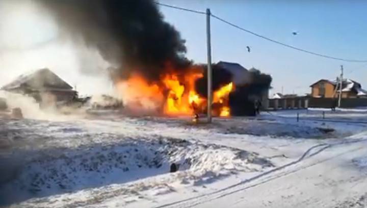 Пожарный в Омской области пережил взрыв и не пострадал. Видео