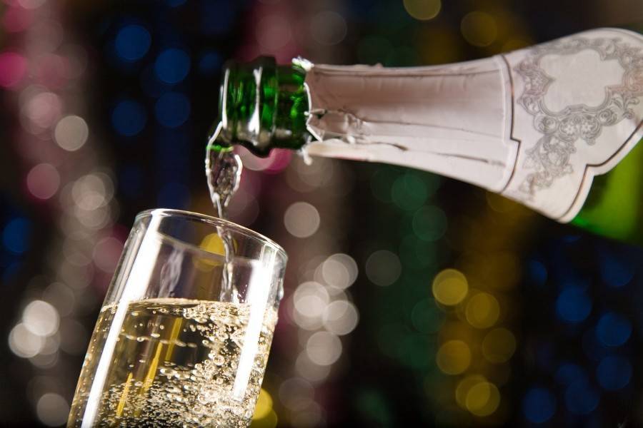 Россияне стали чаще покупать игристые вина и шампанское
