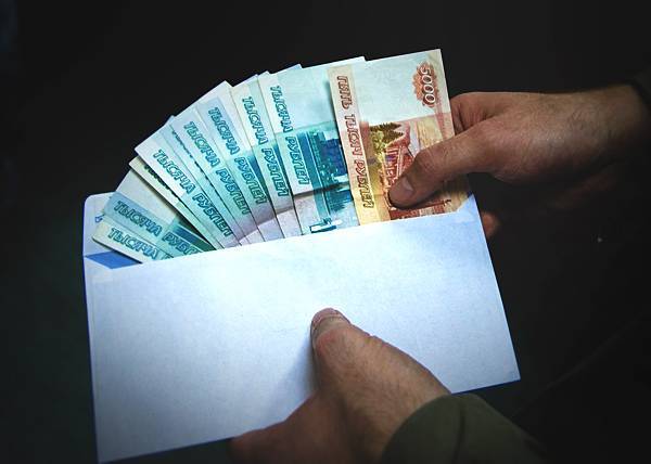 Половина российских работодателей не будет выплачивать сотрудникам премии по итогам года