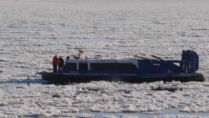 Пьяного рыбака снимали с дрейфующей льдины с помощью судна на воздушной подушке. Видео