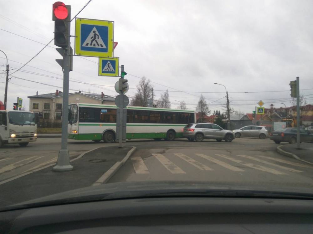 Рейсовый автобус и Skoda Kodiaq перегородили проезд по Кадетскому бульвару в Пушкине