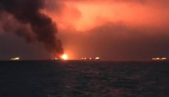 Очевидцы: В районе Керченского пролива горит корабль