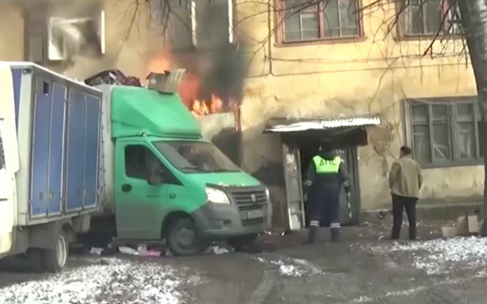 ГАЗель им в помощь: сотрудники ГИБДД спасли людей из горящего дома
