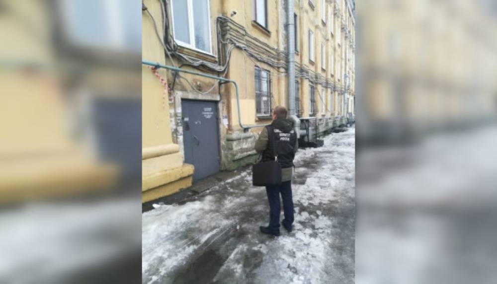 В Мурманске на улице Шмидта глыба льда упала на пожилого мужчину