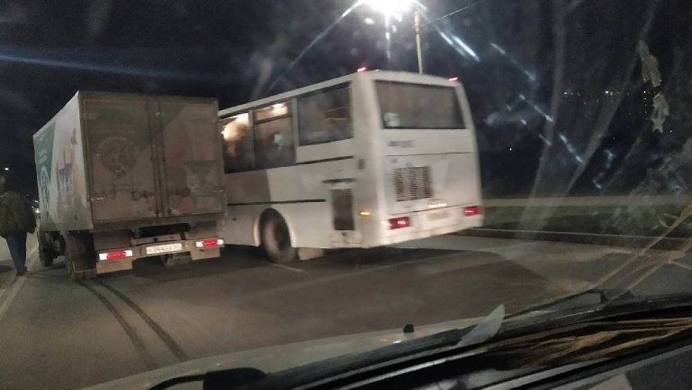 В Пскове грузовик столкнулся с пассажирским автобусом
