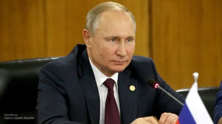 Собянин подарил Путину именную карту «Тройка»