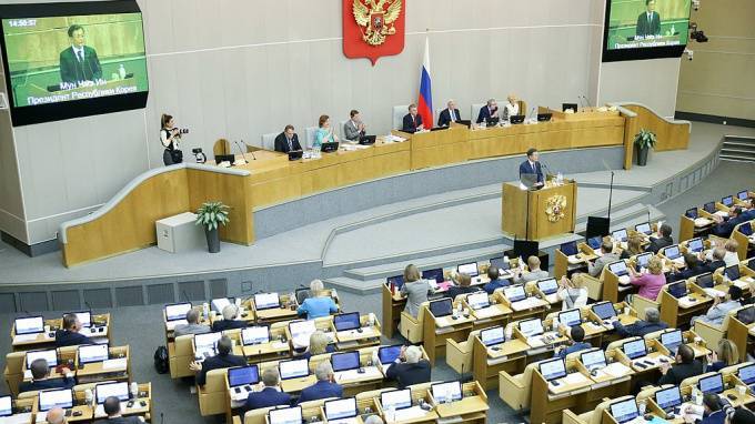 Госдума разрешила присваивать россиянам статус "иностранных агентов"