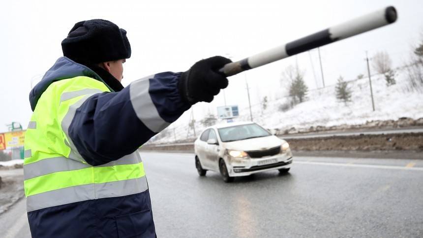 Видео: В Красноярском крае машина сбила сотрудника ДПС