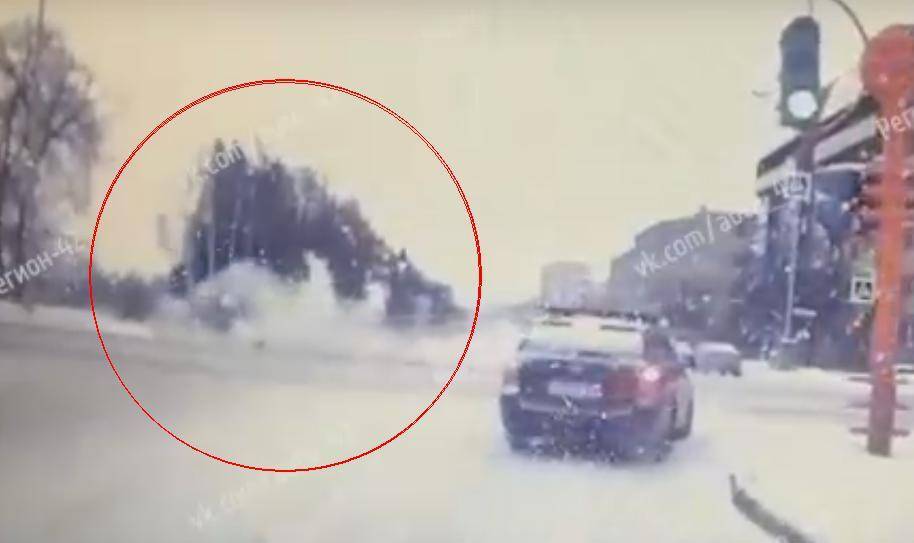 Появилось видео опрокидывания машины на Советском проспекте в Кемерове