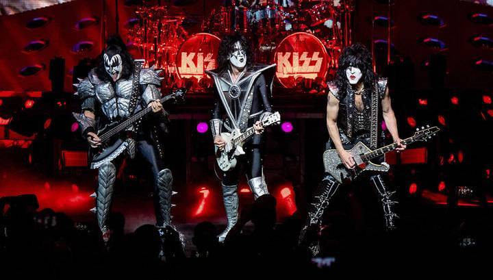 Рок-группа Kiss устроила подводный концерт для акул, но они не захотели слушать
