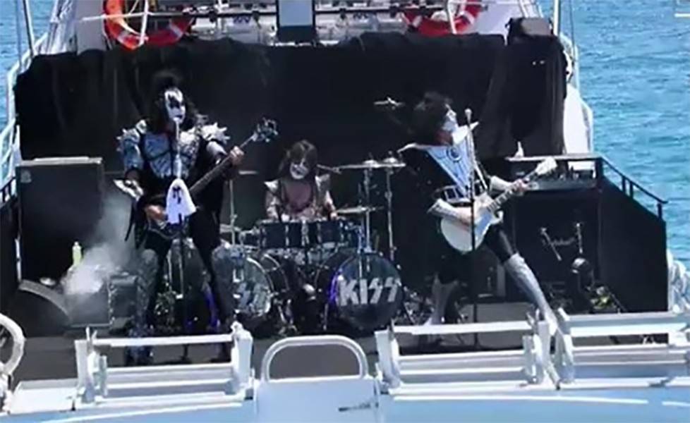 Группа Kiss устроила подводный концерт для акул