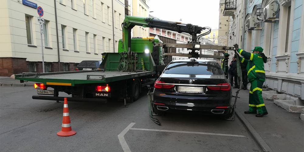 Москвича лишили машины за неоплату парковки на 400 тысяч рублей