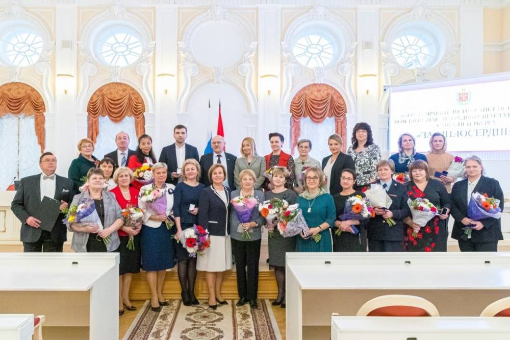 В Смольном 27 петербуржцев получили награду за милосердие