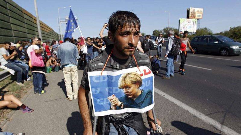 Что заставило Меркель открыть границы для беженцев в 2015 году?