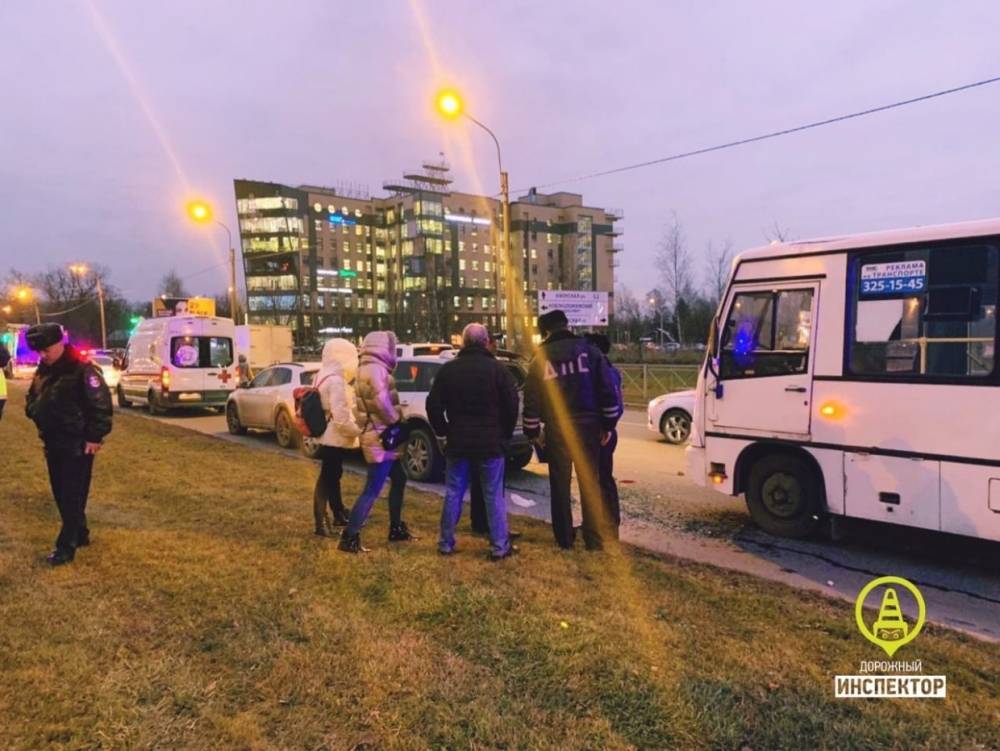 Семь женщин пострадали в аварии с маршруткой и двумя легковушками на Вербной улице