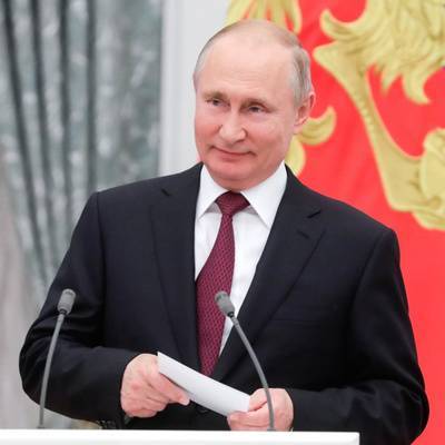 Путин вручает в Кремле награды за достижения в области культуры, медицины и спорта