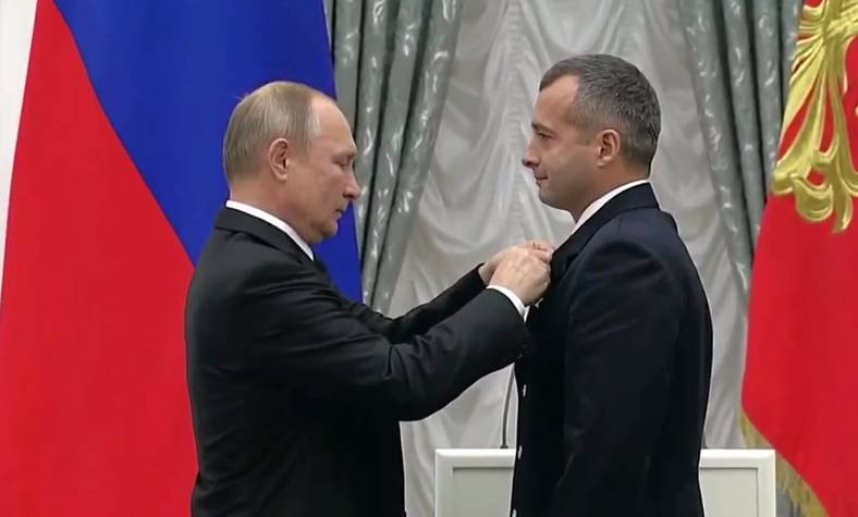 Путин наградил звездами Героев России Юсупова и Мурзина в Кремле
