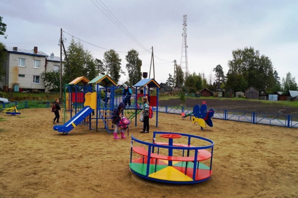 В Пскове установили детскую площадку за 830 тыс. рублей