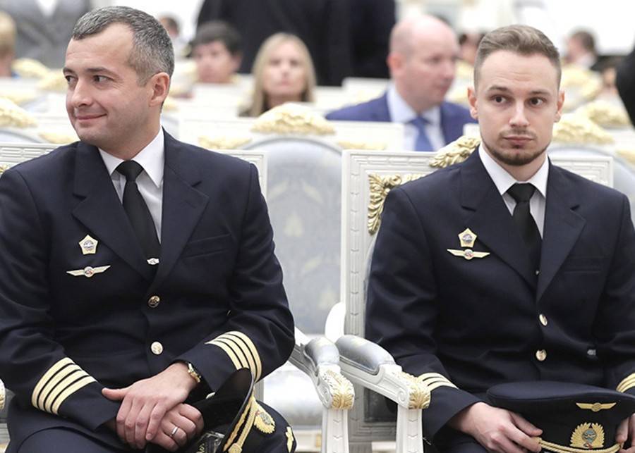 Путин вручил звезды Героев России посадившим A321 на кукурузное поле летчикам