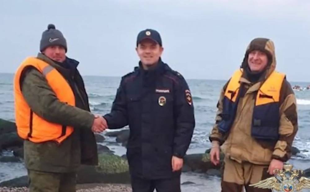Полицейский спас рыбаков в открытом море в Калининградской области