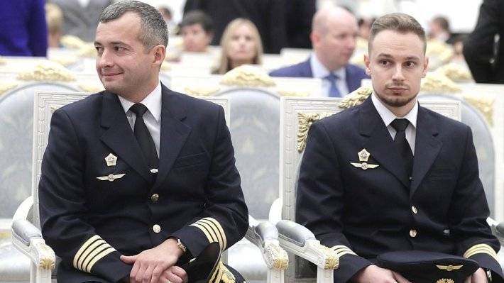 Путин наградил пилотов Юсупова и Мурзина звездами Героев России