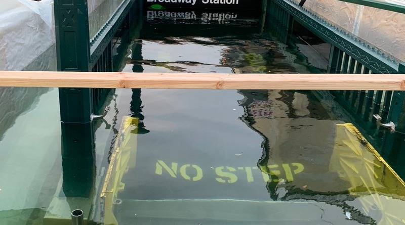 Вход на станцию метро в центре Нью-Йорка полностью ушел под воду (фото)