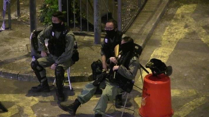 Полиция продолжает осаду университета Гонконга, где укрываются бунтовщики