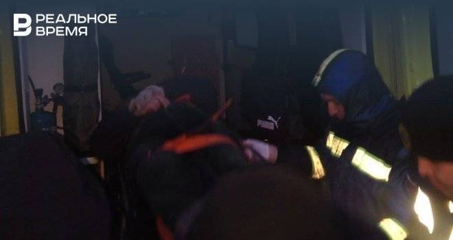 В Казани спасатели достали мужчину, упавшего в 3-метровый погреб
