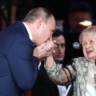Александра Пахмутова, получая орден Андрея Первозванного, пожелала Путину мужества и энергии