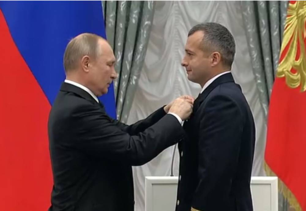 Путин наградил звездами Героя России пилотов самолета А321